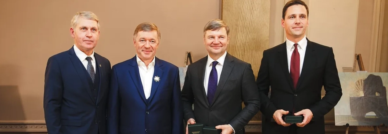 „Agrokoncerno“ ir „Agrokoncerno grūdų“ vadovai atsiima Nacionalinio mecenato apdovanojimus už paramą „Švieskime vaikus“ ir „Naisių vasaros teatrui“.