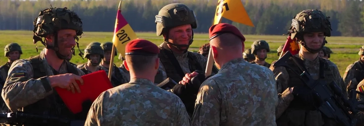 „Agrokoncerno“ agronomas ir Krašto apsaugos savanorių pajėgų (KASP) karys savanoris Linas Macijauskas pratybų metu.