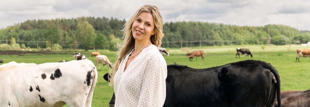Indrė Kavaliauskaitė ir ūkininkė Jolita Gabrinovičiūtė pieno ūkyje