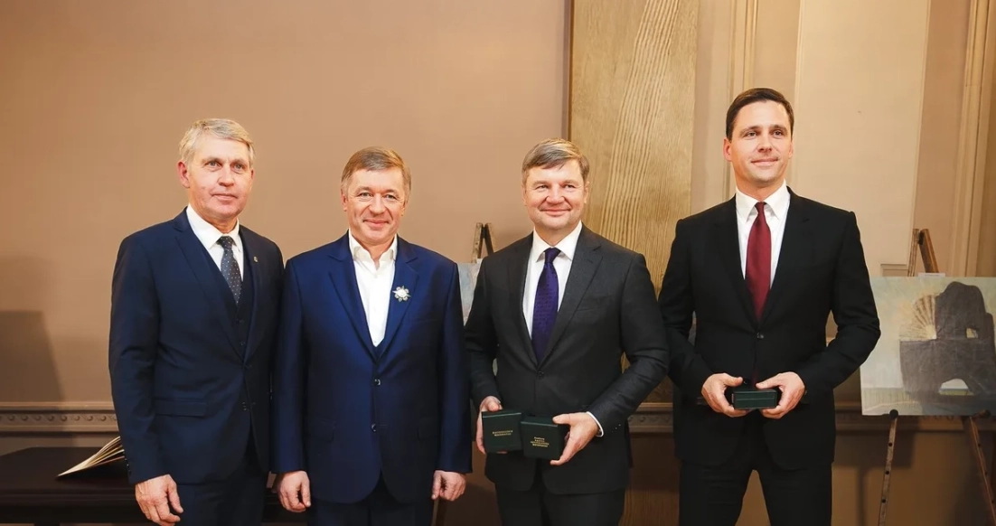 „Agrokoncerno“ ir „Agrokoncerno grūdų“ vadovai atsiima Nacionalinio mecenato apdovanojimus už paramą „Švieskime vaikus“ ir „Naisių vasaros teatrui“.