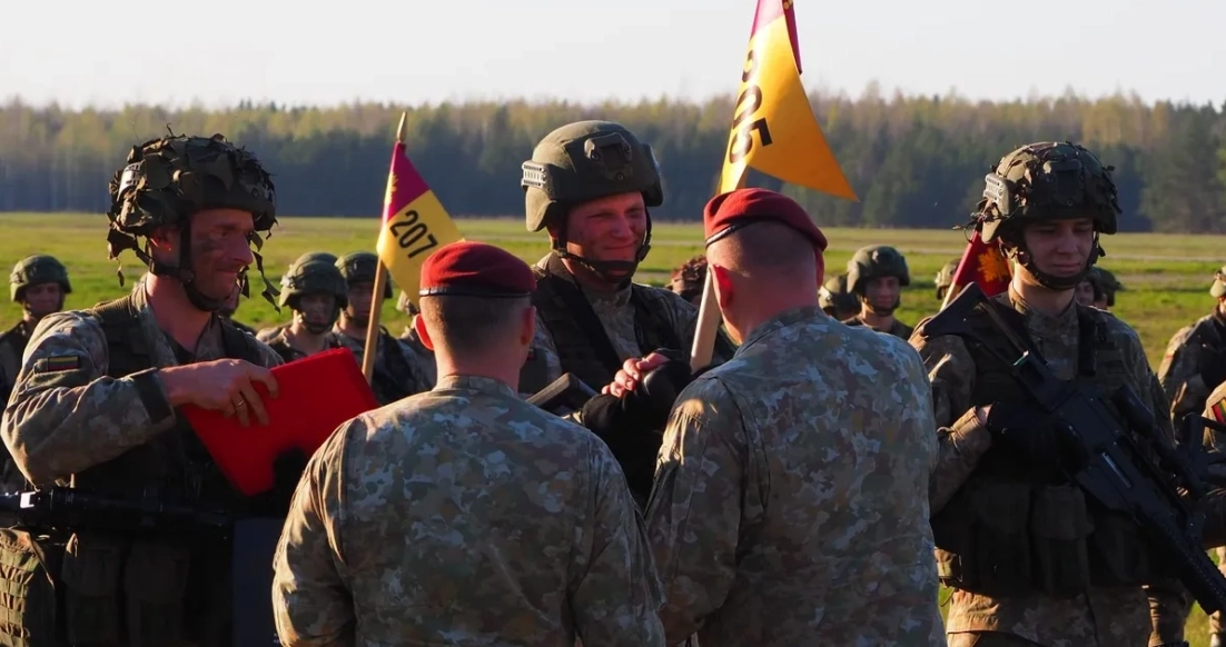 „Agrokoncerno“ agronomas ir Krašto apsaugos savanorių pajėgų (KASP) karys savanoris Linas Macijauskas pratybų metu.