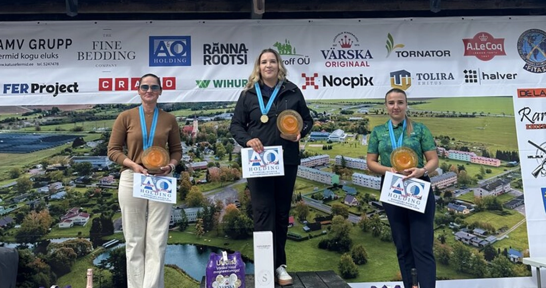 „Agrokoncerno grupės“ verslo plėtros projektų vadovė Gabija Stanislovaitytė pasaulio šaudymo į skriejančius taikinius taurės etape Estijoje