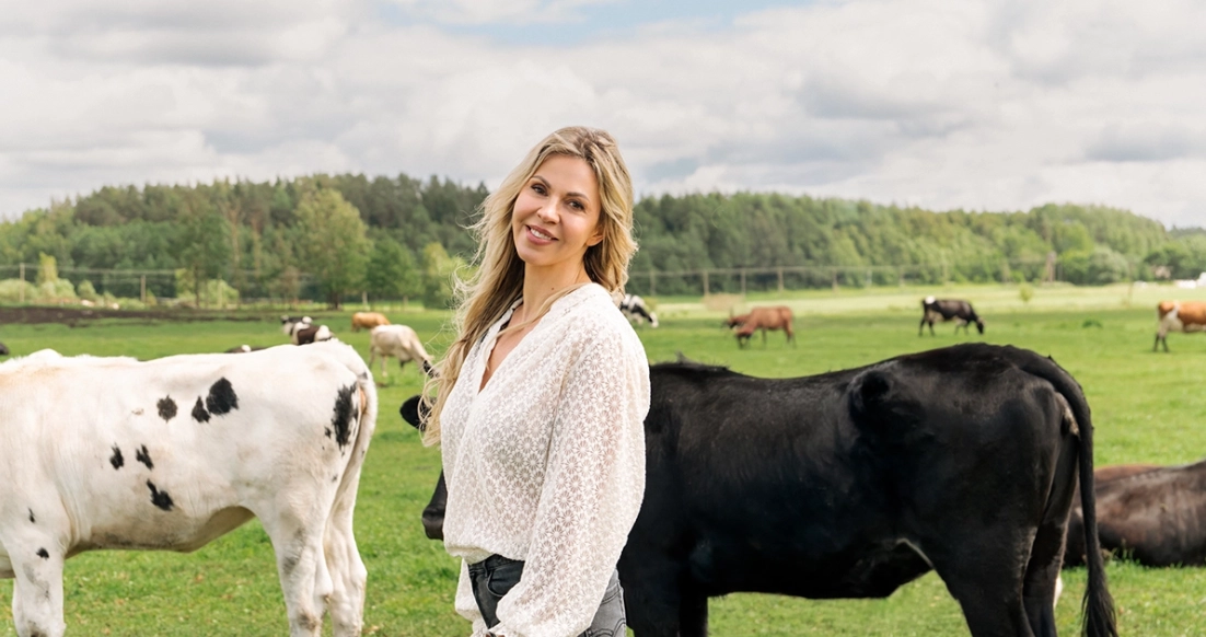 Indrė Kavaliauskaitė ir ūkininkė Jolita Gabrinovičiūtė pieno ūkyje