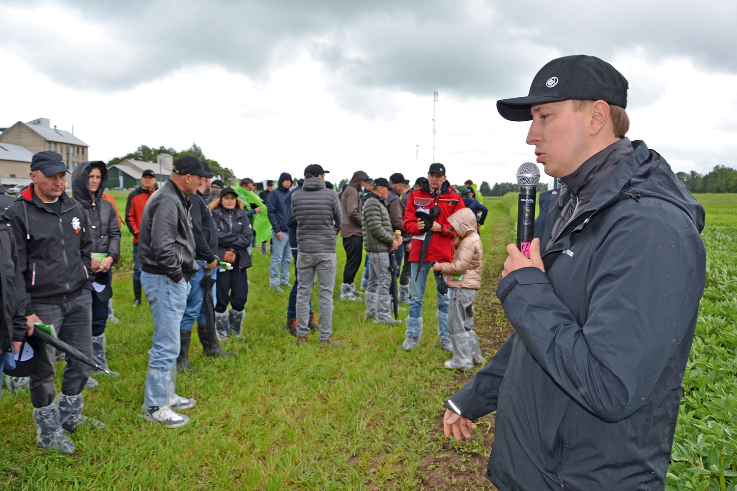 „Didžiųjų lauko dienų“ dalyviai „AgroITC“ bandymų laukuose apžiūri žemės ūkio technologinius sprendimus